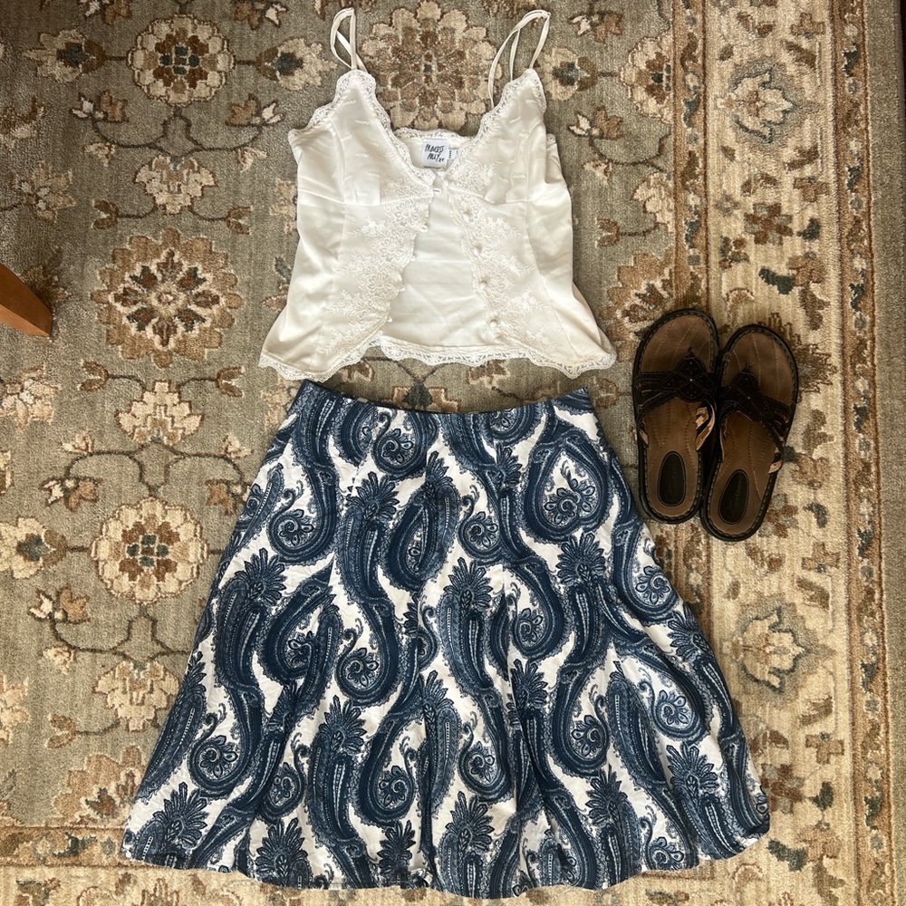 Cute vintage blue and white paisley skirt with a side zip!